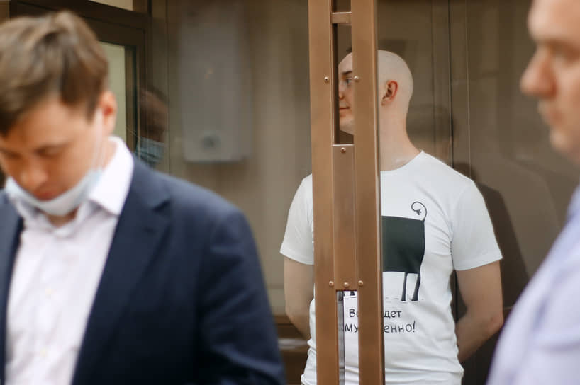 «Сафронов твердо решил, что не пойдет на сделку со следствием. Он твердо решил, что не будет давать показания, которые могут кому-то нанести ущерб, в том числе ему самому»,— сказал адвокат журналиста Дмитрий Катчев