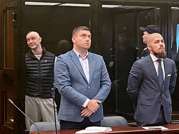 Адвокаты Даниил Никифоров (в центре) и Дмитрий Катчев (справа) намерены обжаловать приговор во всех судебных инстанциях, утверждая, что сведения, которыми располагал Иван Сафронов, были получены из открытых источников