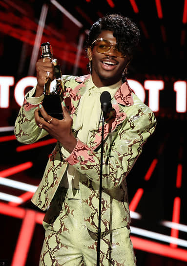 Рэпер Lil Nas X получает награду за «Лучшую песню из чарта Hot 100». Также артист выиграл в номинациях «Лучшая песня на стриминге», «Самая продаваемая песня», и «Лучшая рэп-композиция»