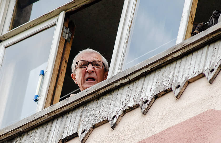 Житель Бобруйска выглядывает в окно