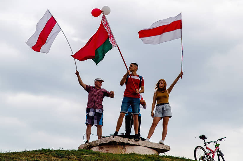 Участники «Марша за новую Беларусь» в Бобруйске с флагами 23 августа