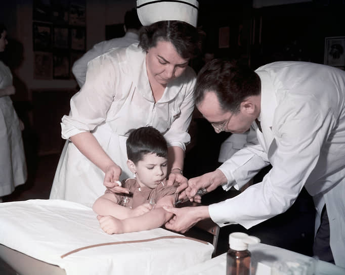 Вакцина против полиомиелита, введенная доктором Джонасом Солком в 1964 году