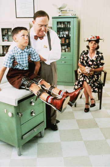 Для снижения нагрузки на позвоночник многие дети, перенесшие полиомиелит, должны были носить специальные скобы для ног – такие, как у главного героя фильма  «Форрест Гамп»