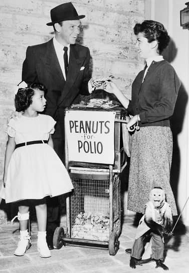 Певец Фрэнк Синатра покупает пакетик арахиса у своей 15-летней дочери Нэнси и пятилетней жертвы полиомиелита Филлис Таунсенд. В январе 1955 года более миллиона американских подростков продавали на улицах арахис для сбора средств на борьбу с полиомиелитом