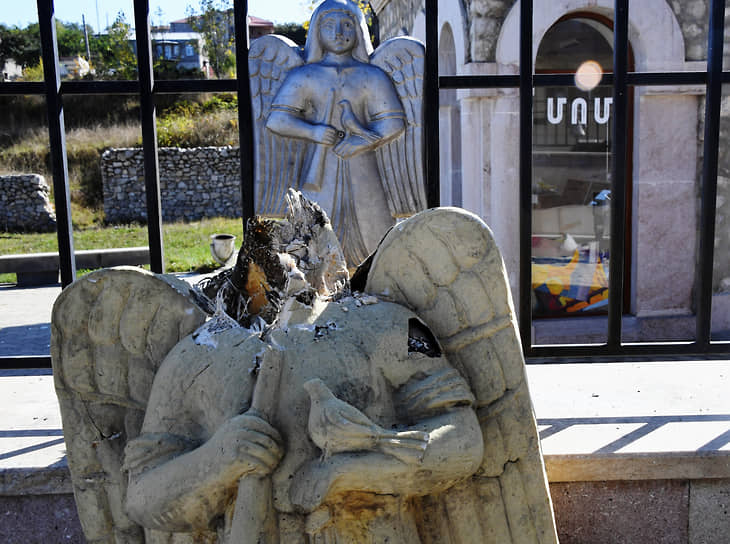 Нагорный Карабах. Скульптуры у собора Святого Христа Всеспасителя, пострадавшего от обстрела