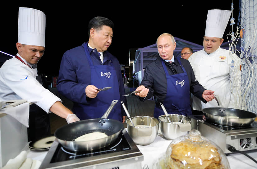 Председатель КНР Си Цзиньпин иногда сам готовит китайские пельмени и паровые пампушки. В 2018 году перед саммитом ШОС в Циндао они с российским президентом Владимиром Путиным участвовали в приготовлении овощных блинов и гоубулей (разновидность пельменей), а во время Восточного экономического форума во Владивостоке в том же году опять пекли блины