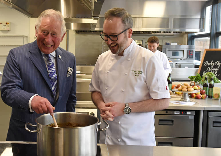 Принц Чарльз, как правило, сам не готовит себе еду. Но в 2019 году на открытии кулинарной студии Waitrose &amp; Partners в пригороде Лондона он был замечен с кастрюлей и половником во время общения с поварами