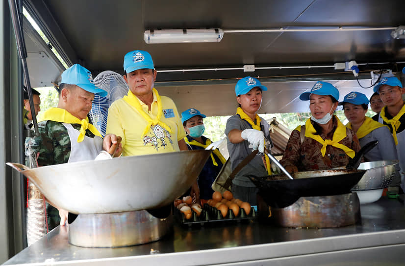 Премьер-министр Таиланда Прают Чан-Оча (второй справа) в 2018 году готовил еду для волонтеров и спасателей во время поисков молодежной футбольной команды, пропавшей в подземной пещере 