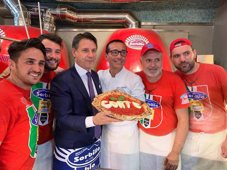 Бывший премьер-министр Италии Джузеппе Конте неравнодушен к фруктовым десертам, которые просит в перерывах между правительственными мероприятиями&lt;br>
На фото: приготовление пиццы вместе с известным итальянским поваром Джино Сорбильо во время визита в Неаполь, 2019 год
