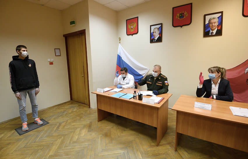 Подразделения химзащиты провели специальную обработку сборного призывного пункта военного комиссариата Москвы