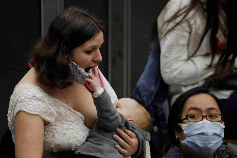 Ватикан. Женщина кормит грудью ребенка во время аудиенции папы римского