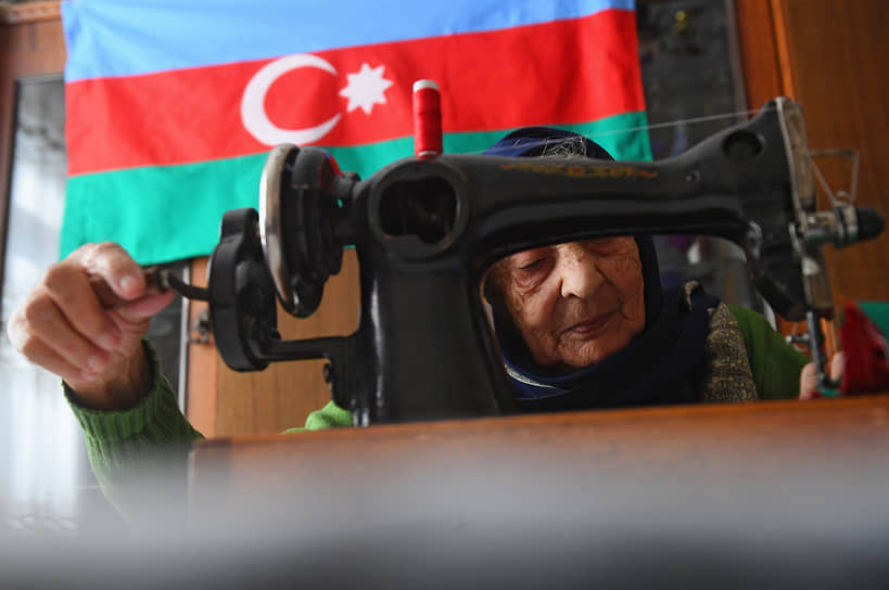 Товуз, Азербайджан. Местная жительница за швейной машинкой 