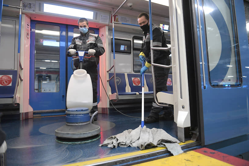 В вагонах и вестибюлях станций столичного метро проводится влажная уборка