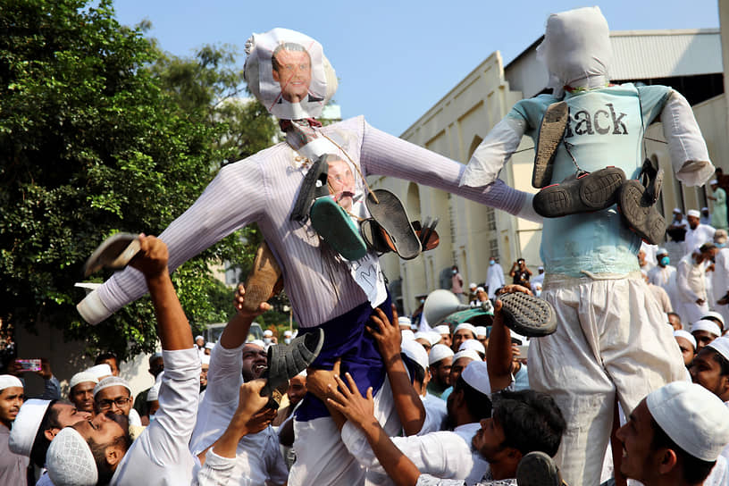 В столице Бангладеш 27 октября около 40 тыс. человек собрались у посольства Франции. Митингующие сожгли чучело Эмманюэля Макрона, назвав его «почитателем сатаны». «Макрон дорого заплатит»,— скандировала толпа