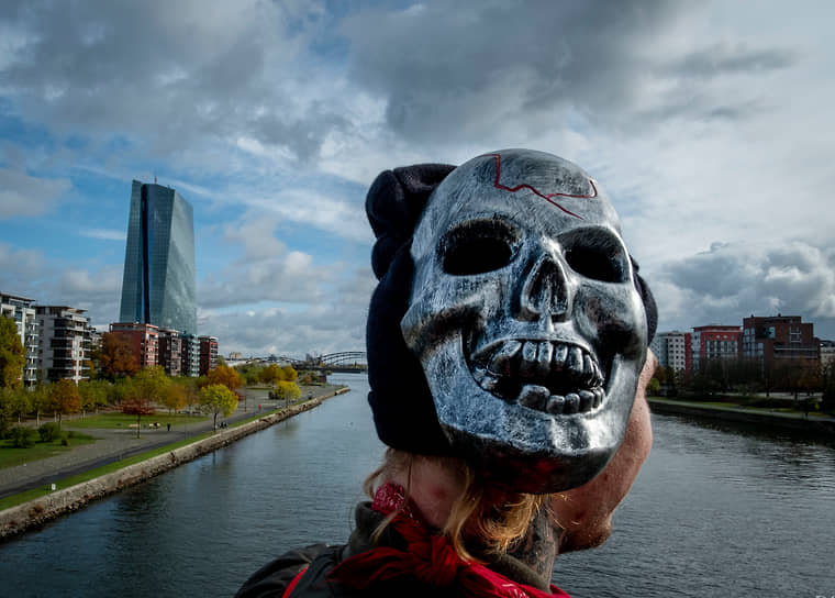 Франкфурт-на-Майне, Германия. Мужчина в сдвинутой маске на мосту