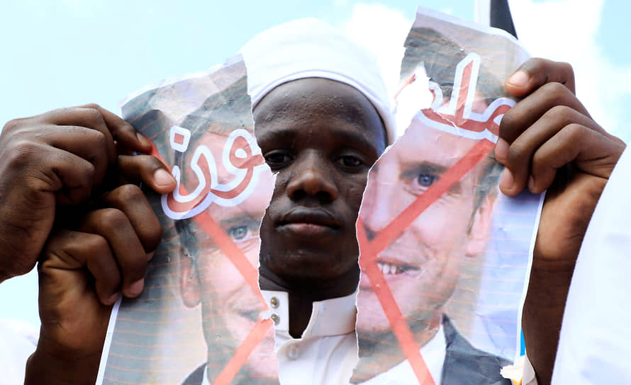 Могадишо, Сомали. Протестующий разрывает портрет президента Франции Эмманюэля Макрона