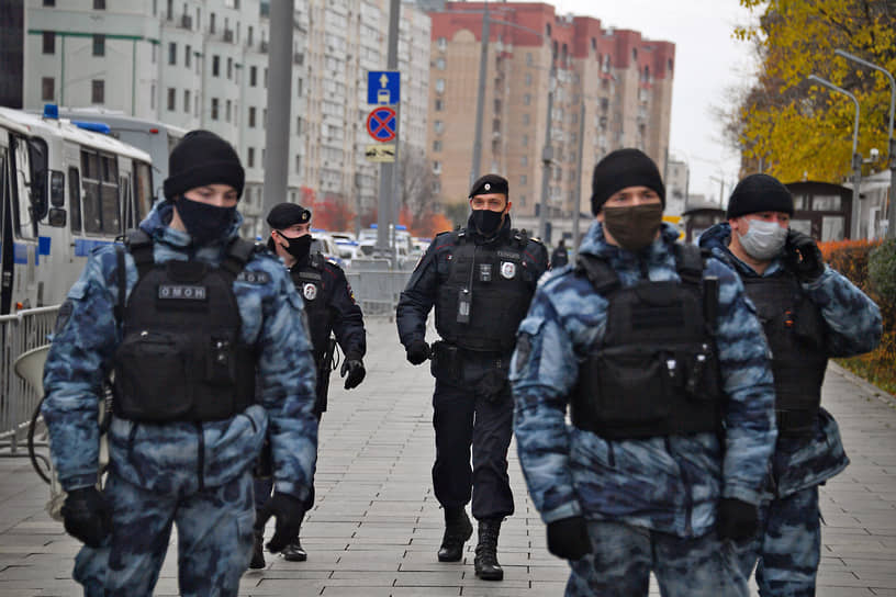 Сотрудники полиции у посольства Франции в Москве 