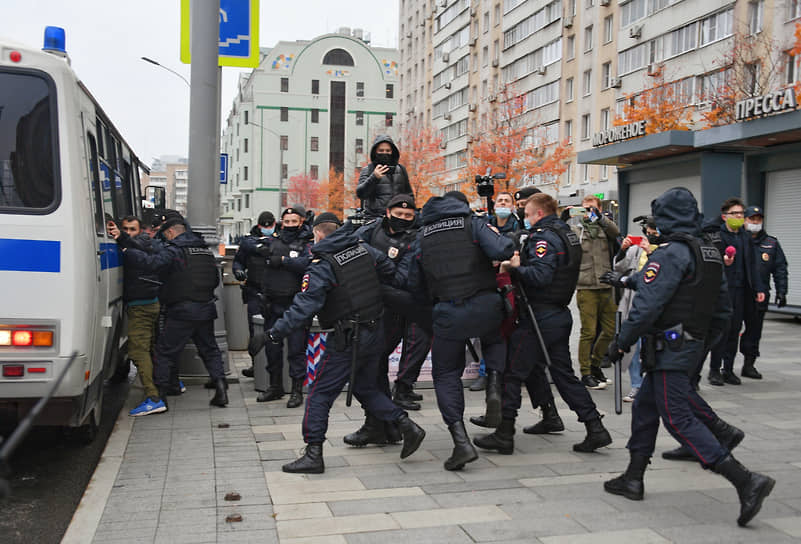 Задержания во время акции протеста мусульман у посольства Франции в Москве 