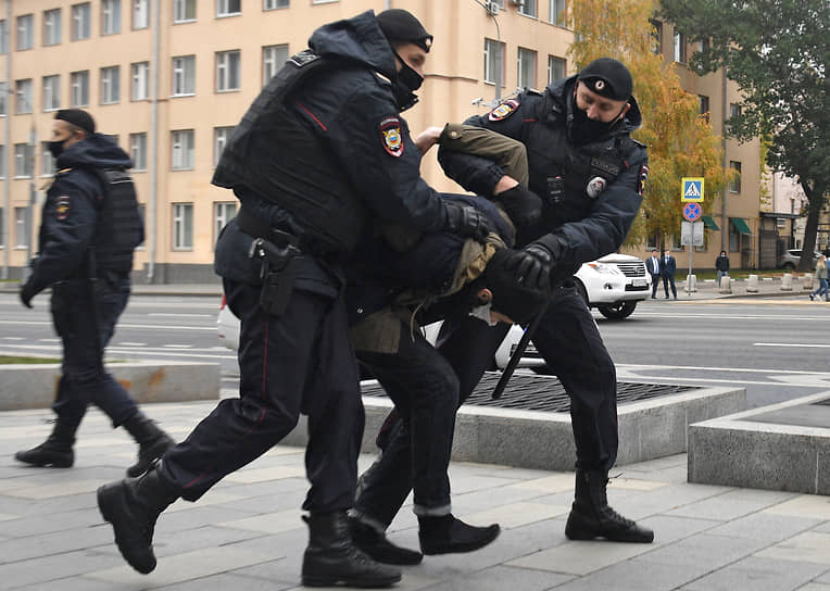 Задержания во время акции протеста у посольства Франции в Москве