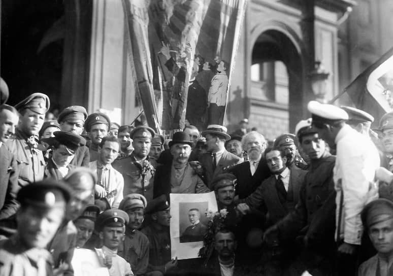 «Назначение Керенского (на фото — патриотическая манифестация, участник которой держит его портрет) председателем Совета Министров всеми приветствуется»