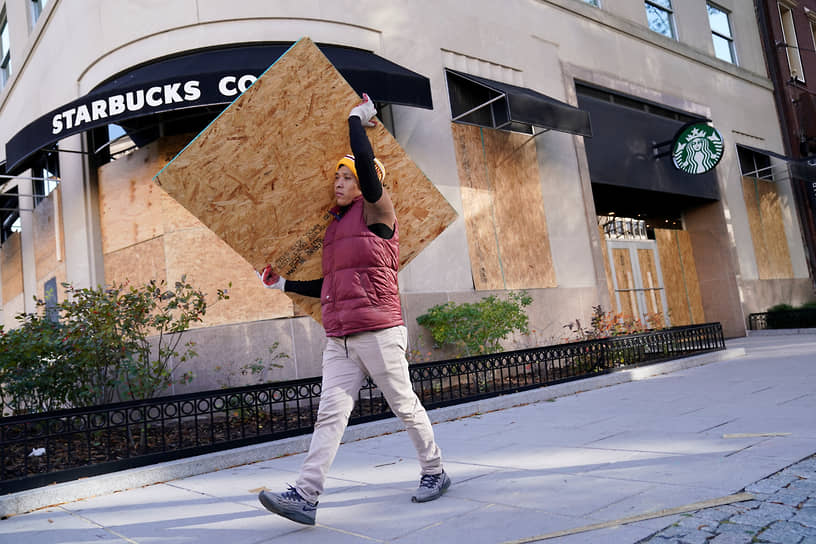 Заколоченная фанерой кофейня Starbucks в Вашингтоне