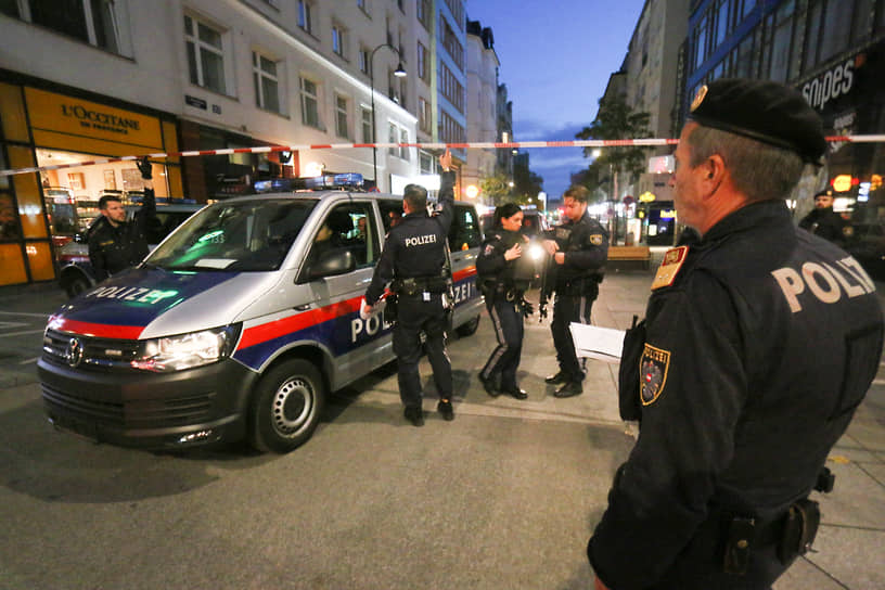 Первая информация о стрельбе около синагоги в районе Зайтенштеттенгассе появилась около 20:00 (22:00 мск)