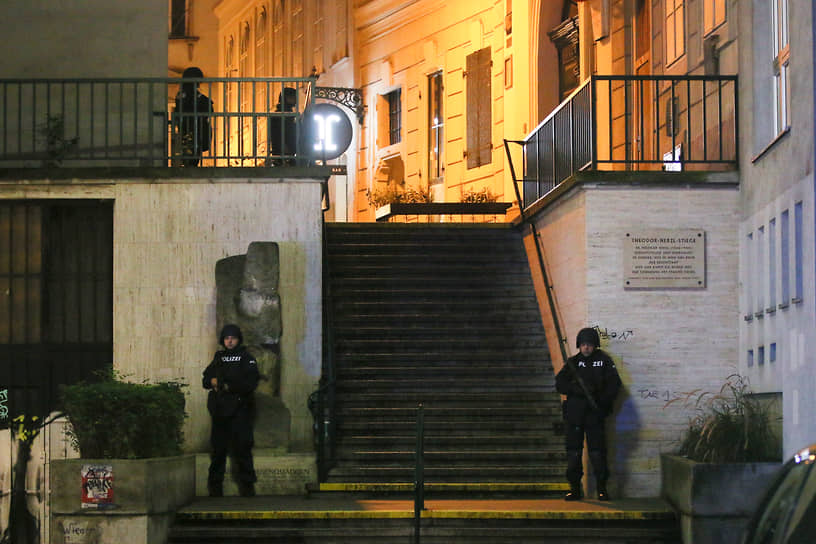 К полицейским подразделениям присоединилась армия, которая взяла под охрану важные объекты в Вене