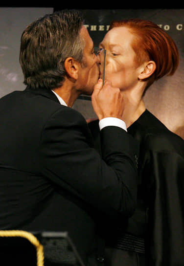 В 2007 году вышла криминальная драма «Майкл Клейтон», в которой Суинтон сыграла предпринимательницу, совершившую преступление. Роль второго плана принесла ей премии «Оскар» и BAFTA&lt;br>
На фото: Суинтон с партнером по фильму Джорджем Клуни