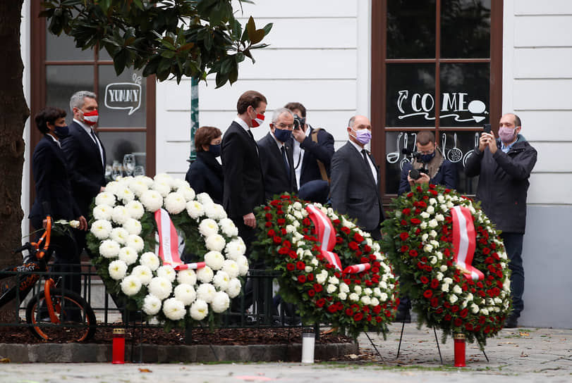 Канцлер Австрии Себастьян Курц и президент Александер ван дер Беллен посетили церемонию возложения венков после теракта в Вене