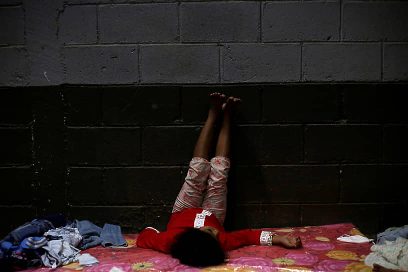 Тела, Гондурас. Девочка во временном убежище, эвакуированная из дома из-за приближения урагана