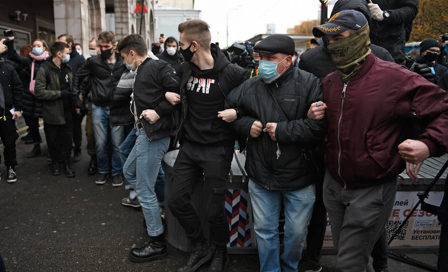 Несанкционированная акция националистов «Русский марш» на Цветном бульваре