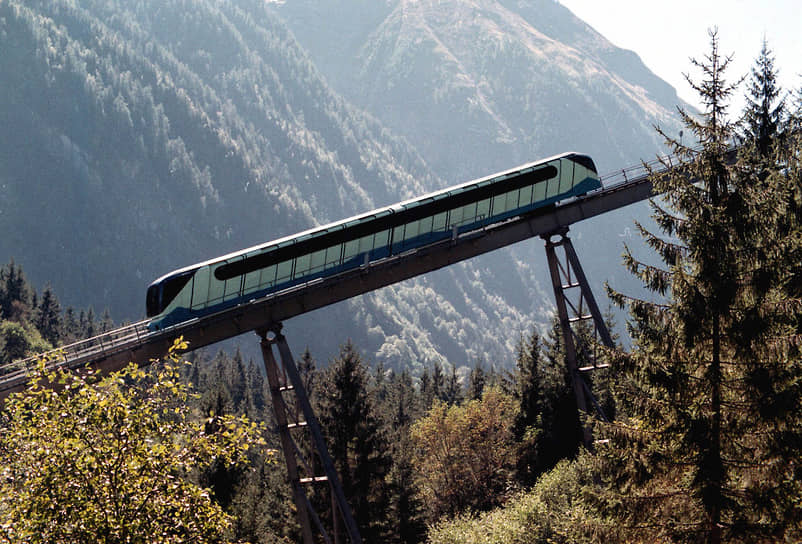 Фуникулер для подъема на гору Кицштайнхорн в Капруне был открыт в 1974 году. В 1993 году он был модернизирован: вагоны приобрели футуристический вид, поставлена гидравлическая система и кабинные обогреватели для контролеров. Поезда обслуживали более 1 тыс. человек в день и считались одними из самых современных на альпийских курортах того времени