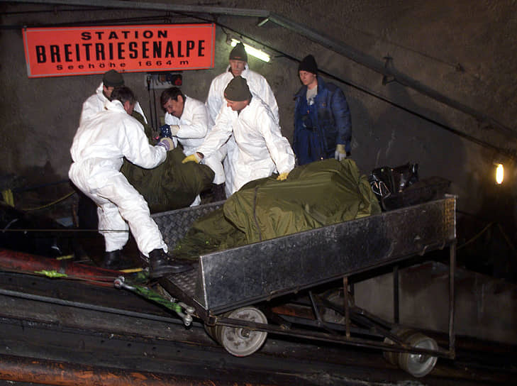 Спасатели несколько дней искали останки жертв в туннеле фуникулера&lt;br> На фото: работы 14 ноября 2000 года
