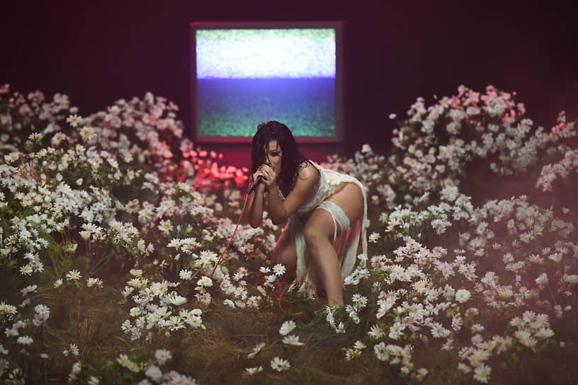 Американская певица Doja Cat, получившая награду в номинации «Лучший новый артист», во время выступления в Лос-Анджелесе
