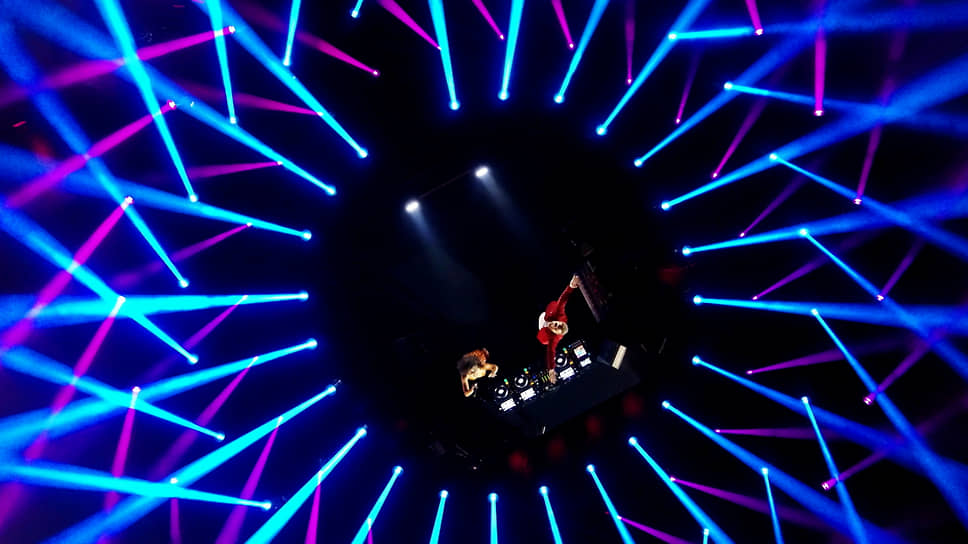 Британская певица Raye и французский диджей David Guetta во время выступления в Будапеште