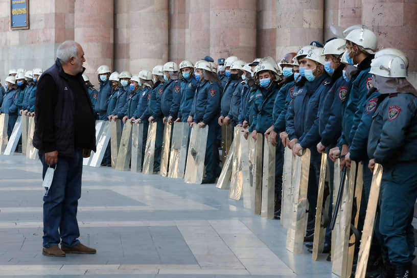 Стражи порядка охраняют здание правительства в Ереване 