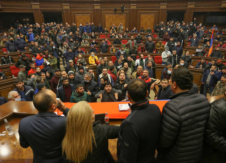 Протестующие в зале заседаний парламента Армении