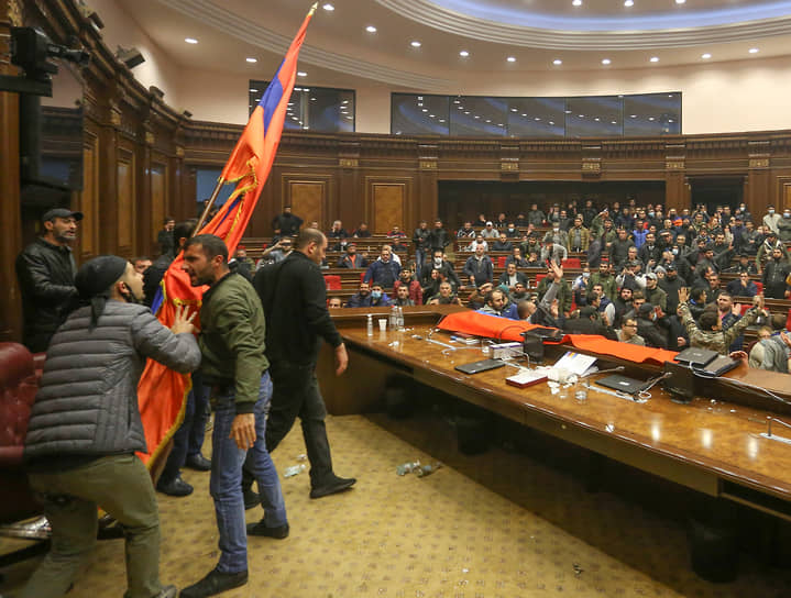 Митингующие ворвались в здание правительства