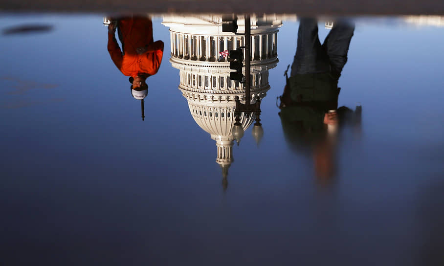 Вашингтон, США. Отражение Капитолия в луже 