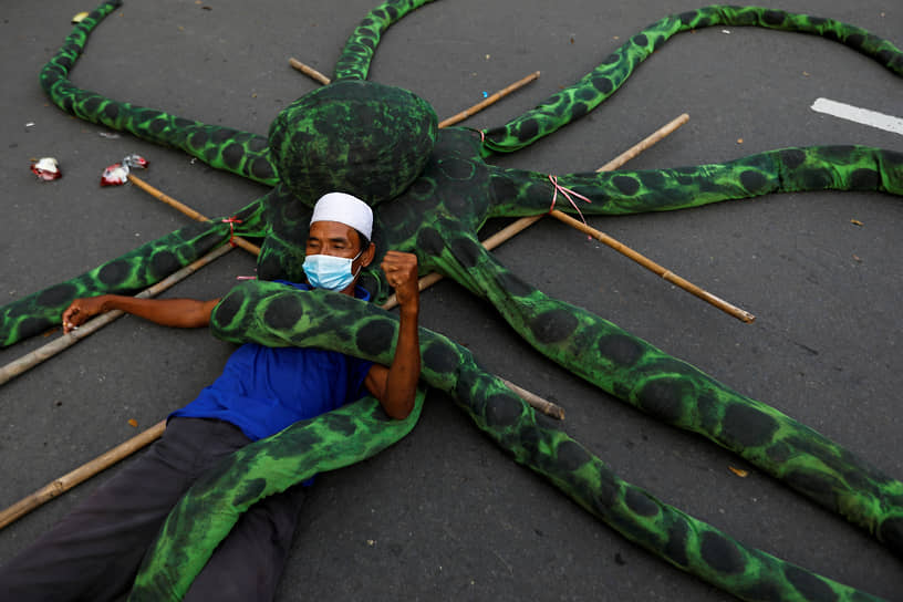 Джакарта, Индонезия. Демонстрант на искусственном осьминоге во время акции против реформ трудового законодательства 