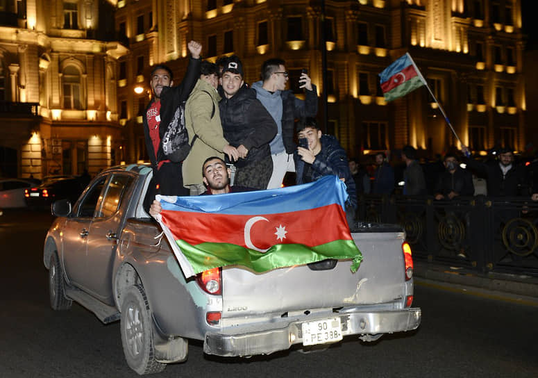 Президент Азербайджана Ильхам Алиев заявил, что Армения капитулировала, подписав соглашение о прекращении военных действий в Карабахе, а Баку достиг всех целей в ходе войны
&lt;br>На фото: жители Азербайджана в Баку