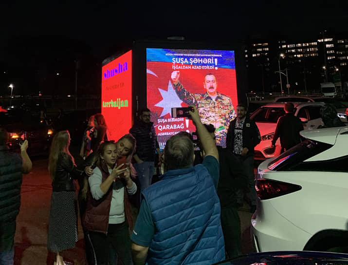 Азербайджанцы празднуют победу на улицах Нью-Йорка в США