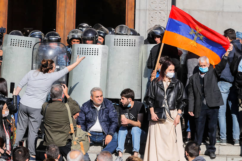 Требования протестующих остались прежними. Оппозиция добивается отставки премьера Армении Никола Пашиняна и аннулирования соглашения с Азербайджаном