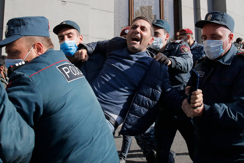 От Площади Свободы толпа протестующих двинулась к зданию парламента Армении, скандируя: «Никол — предатель!»