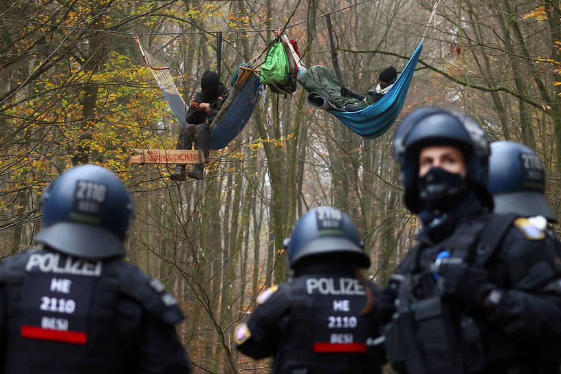 Штадталлендорф, Германия. Полицейские и участники акции против вырубки леса из-за расширения автотрассы