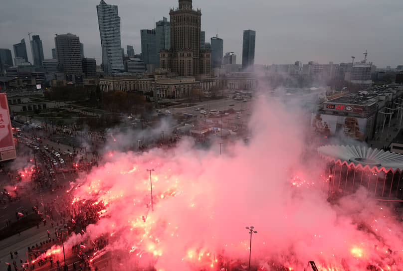 Варшава, Польша. Участники демонстрации в честь Дня независимости жгут файеры 