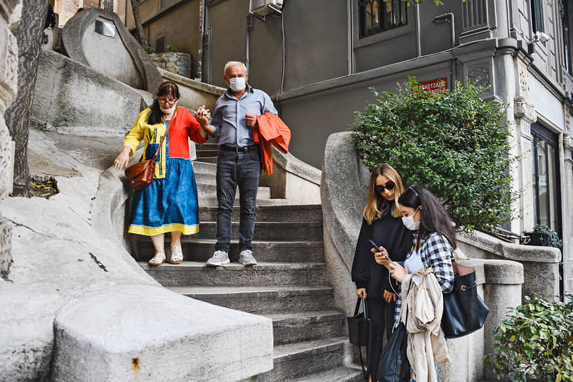 Лестница Камондо, один из самых фотографируемых туристических объектов Стамбула. Когда-то на ней большое количество русских денег можно было обменять на небольшое количество турецких