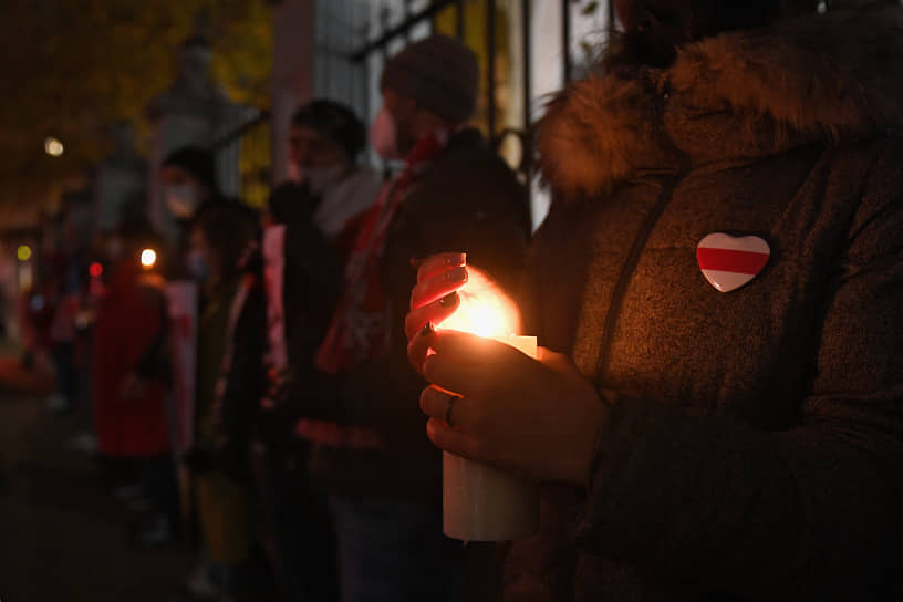 Акция у посольства Белоруссии в Москве в память о погибшем 12 ноября активисте Романе Бондаренко