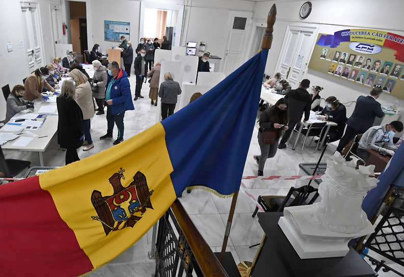 Граждане Молдавии голосуют на избирательном участке