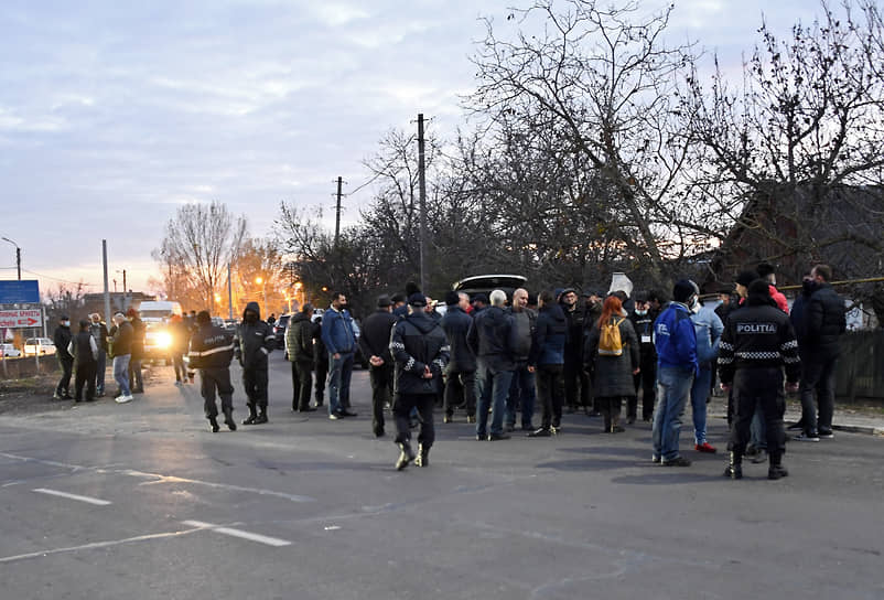 Сторонники оппозиции пытаются заблокировать вход на избирательный участок